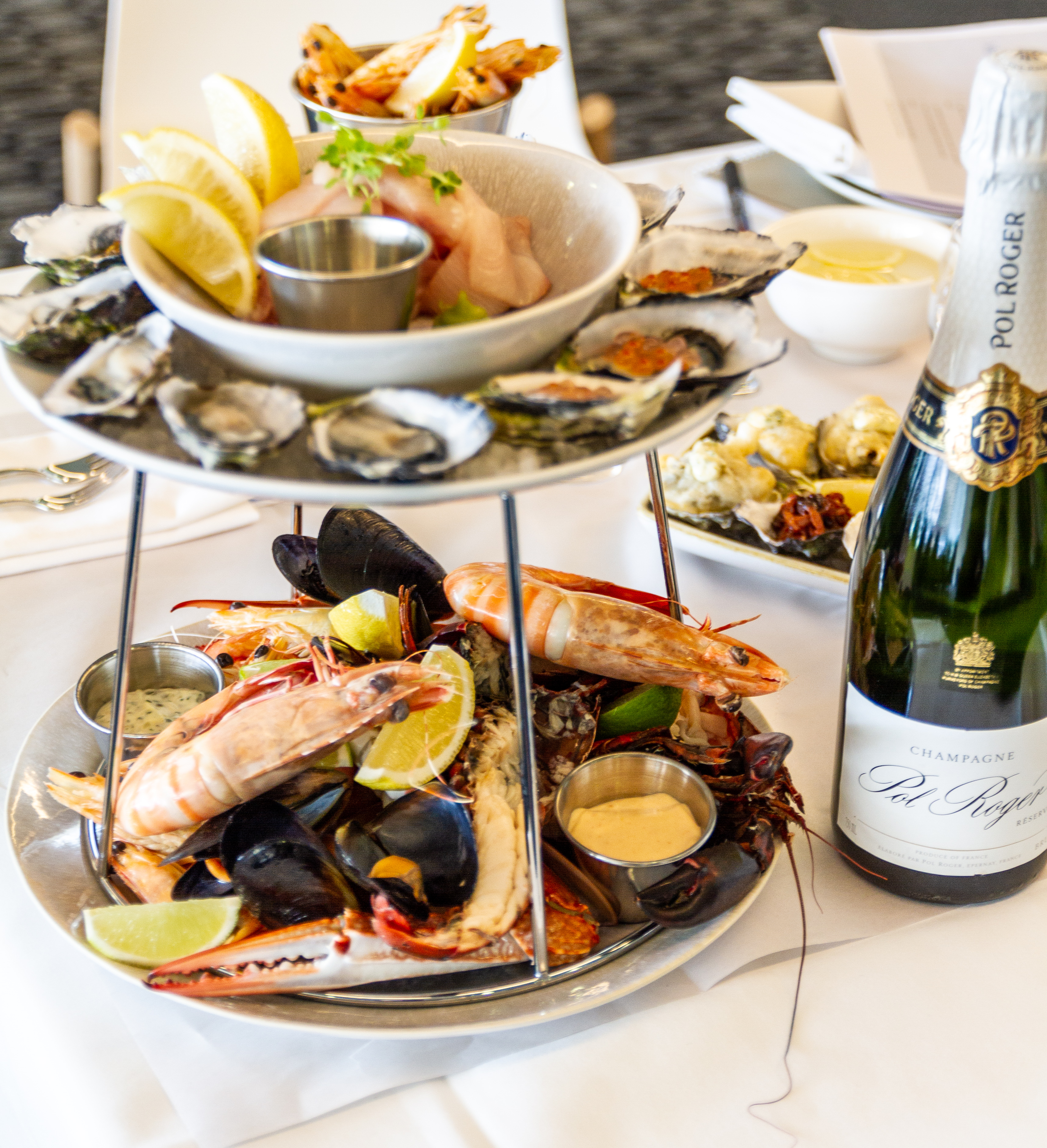 Морской ужин. Вино и морепродукты. Ужин с морепродуктами. Белое вино и морепродукты. Шампанское и морепродукты.